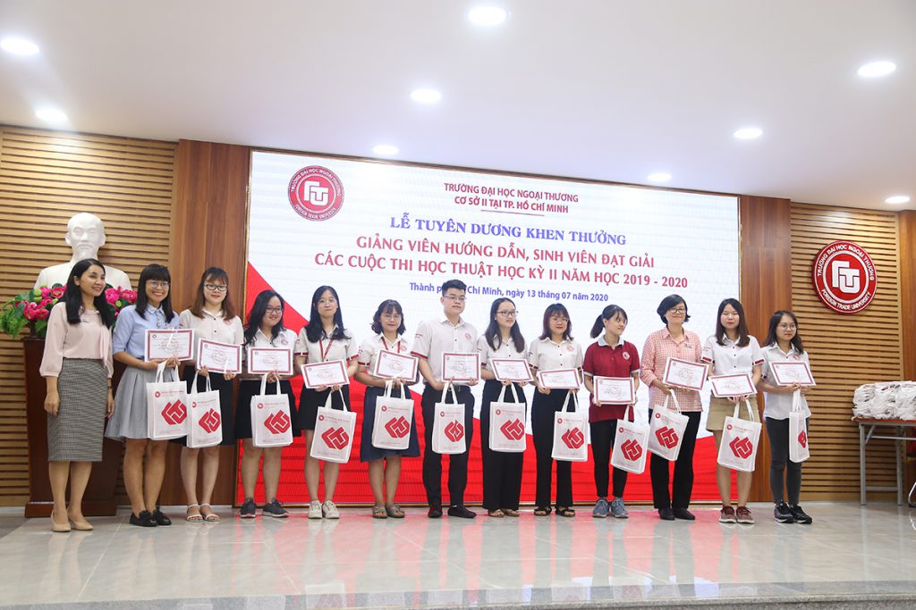 Ban Giám đốc Cơ sở II trao Giấy chứng nhận, Giấy khen và quà tặng cho Giảng viên hướng dẫn, sinh viên đạt giải các cuộc thi HKII năm học 2019-2020
