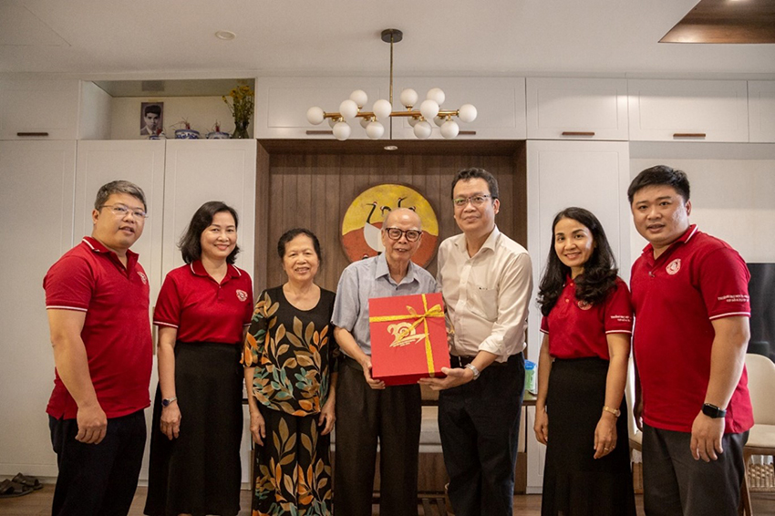 tri-an-cac-thay-co-nguyen-lanh-dao-nha-truong-1