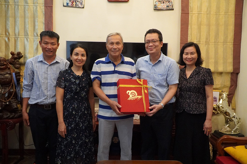tri-an-cac-thay-co-nguyen-lanh-dao-nha-truong-10