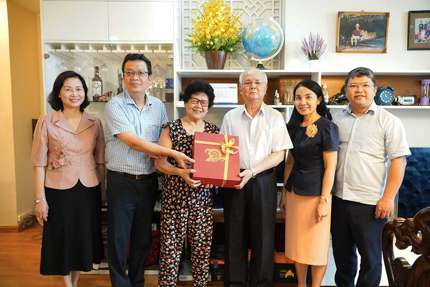 tri-an-cac-thay-co-nguyen-lanh-dao-nha-truong-3