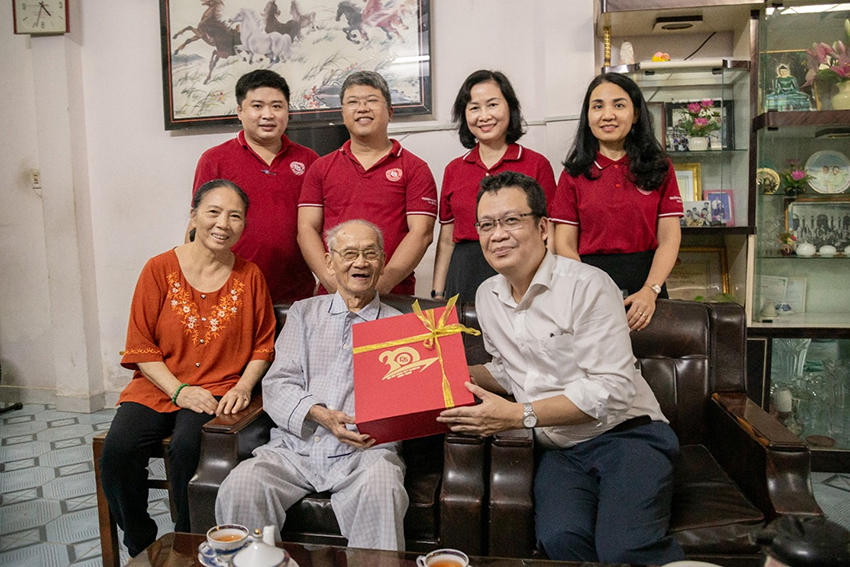 tri-an-cac-thay-co-nguyen-lanh-dao-nha-truong-4