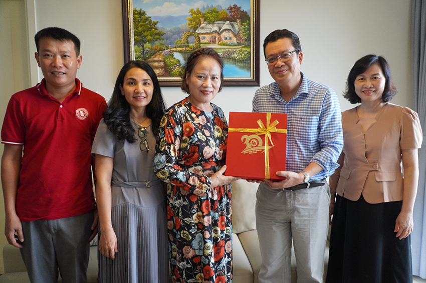 tri-an-cac-thay-co-nguyen-lanh-dao-nha-truong-7