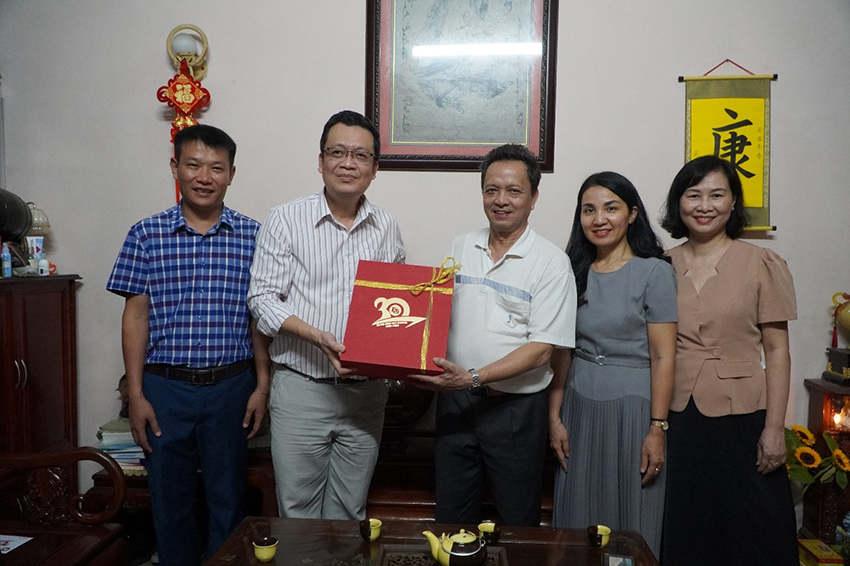 tri-an-cac-thay-co-nguyen-lanh-dao-nha-truong-8