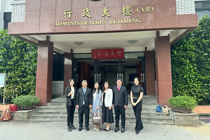 Đoàn công tác Trường Đại học Ngoại thương Cơ sở II chụp ảnh tại Đại học Minh TruyềnThe delegation of Foreign Trade University - HCMC Campus took photo at Ming Chuan University