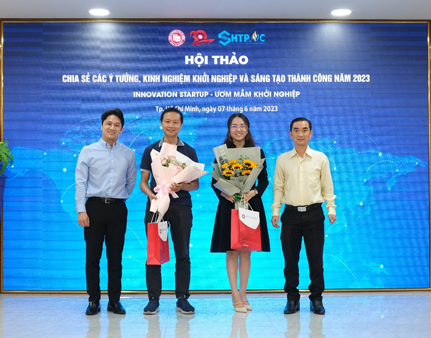 TS Lê Giang Nam và Anh Quách Anh Sen trao hoa cho các khách mời
PhD Le Giang Nam and Mr Quach Anh Sen gave flowers to guests