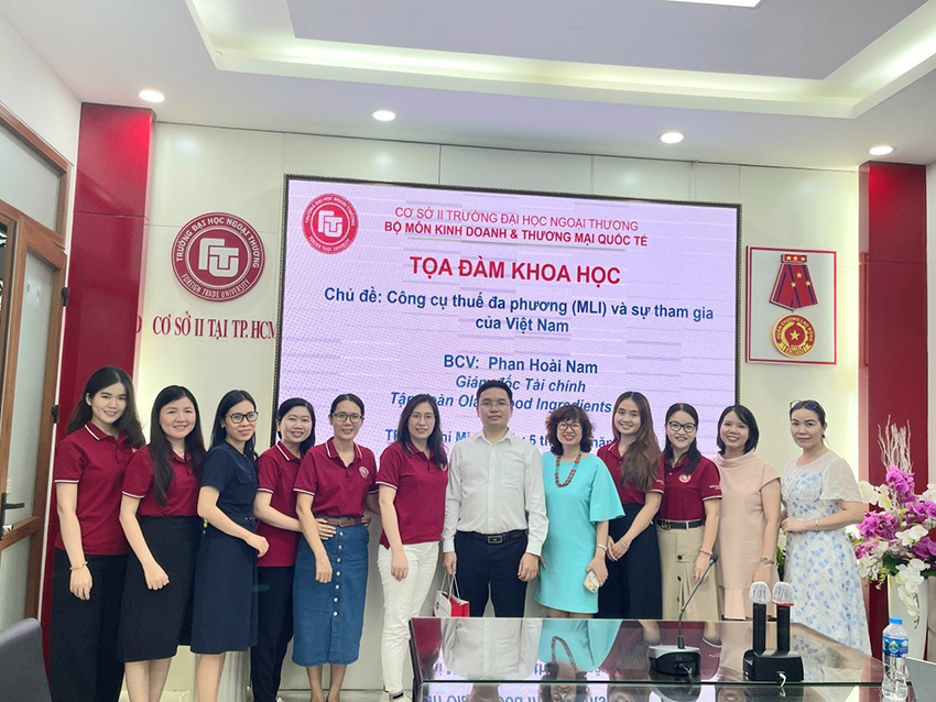 Ông Phan Hoài Nam và các giảng viên BM Kinh doanh và Thương mại quốc tế 
chụp hình lưu niệm tại buổi tọa đàm 
(Mr. Phan Hoai Nam and the lecturers of the Department of International Business and Trade at the workshop)
