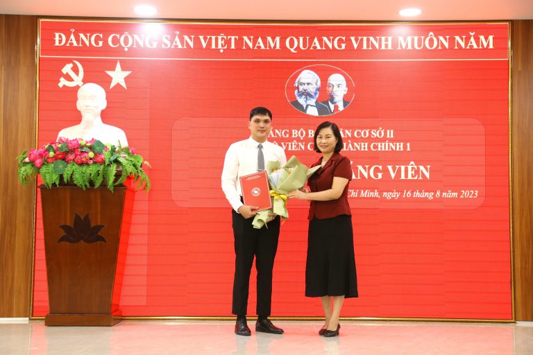 Chi bộ Viên chức Hành chính 1 tổ chức Lễ kết nạp Đảng viên mới  nhân dịp kỷ niệm 78 năm ngày Cách mạng tháng 8 thành công và Ngày Quốc khánh Nước Cộng hòa xã hội chủ nghĩa Việt Nam