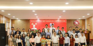 chi-bo-vien-chuc-hanh-chinh-2-le-ket-nap-dang-vien-4