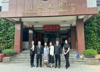 Đoàn công tác Trường Đại học Ngoại thương Cơ sở II chụp ảnh tại Đại học Minh Truyền The delegation of Foreign Trade University - HCMC Campus took photo at Ming Chuan University