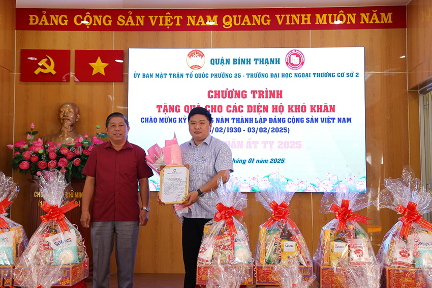 tham-hoi-trao-qua-cho-nguoi-gia-neo-don-tai-phuong-25-quan-binh-thanh-1