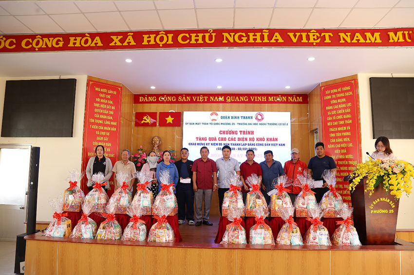 tham-hoi-trao-qua-cho-nguoi-gia-neo-don-tai-phuong-25-quan-binh-thanh-2