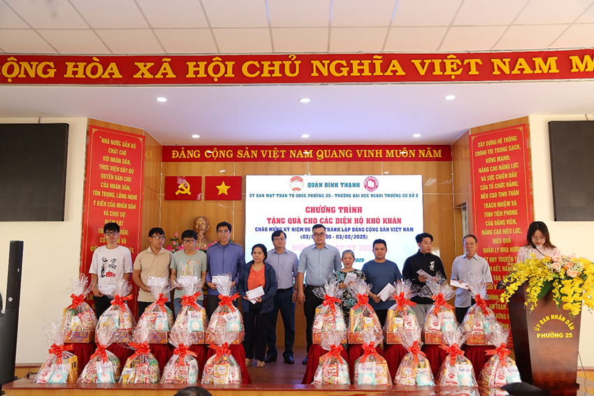 tham-hoi-trao-qua-cho-nguoi-gia-neo-don-tai-phuong-25-quan-binh-thanh-3