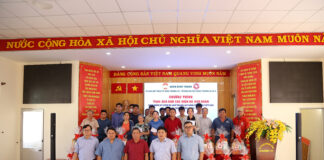 tham-hoi-trao-qua-cho-nguoi-gia-neo-don-tai-phuong-25-quan-binh-thanh-4