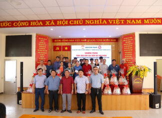 tham-hoi-trao-qua-cho-nguoi-gia-neo-don-tai-phuong-25-quan-binh-thanh-4