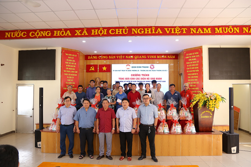 tham-hoi-trao-qua-cho-nguoi-gia-neo-don-tai-phuong-25-quan-binh-thanh-4