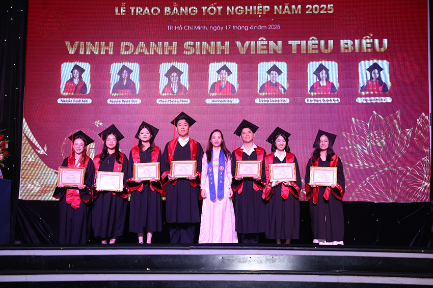 trao-bang-tot-nghiep-thang-4-2025-dau-an-tu-hao-tren-hanh-trinh-7