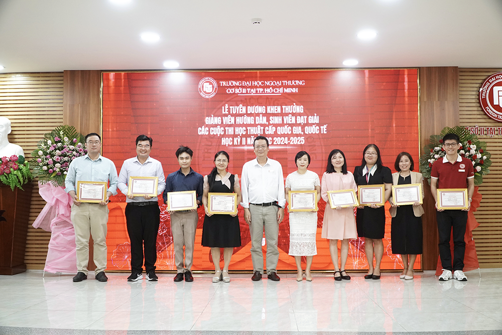 le-tuyen-duong-khen-thuong-vien-chuc-huong-dan-sinh-vien-dat-giai-nh-2024-2025-2