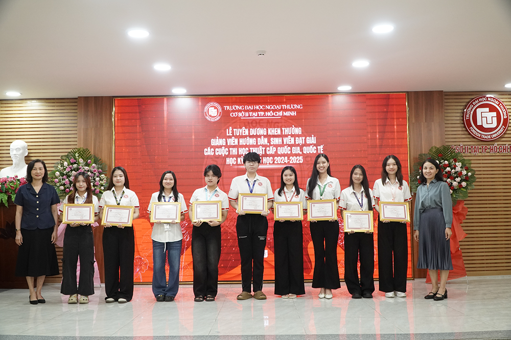 le-tuyen-duong-khen-thuong-vien-chuc-huong-dan-sinh-vien-dat-giai-nh-2024-2025-3