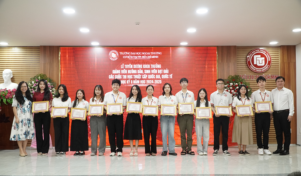 le-tuyen-duong-khen-thuong-vien-chuc-huong-dan-sinh-vien-dat-giai-nh-2024-2025-4