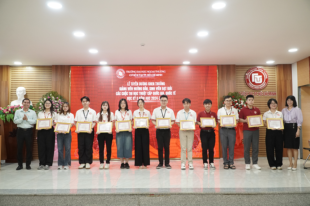 le-tuyen-duong-khen-thuong-vien-chuc-huong-dan-sinh-vien-dat-giai-nh-2024-2025-5