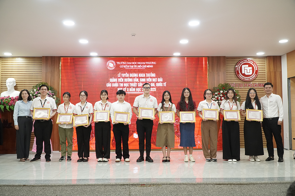 le-tuyen-duong-khen-thuong-vien-chuc-huong-dan-sinh-vien-dat-giai-nh-2024-2025-6