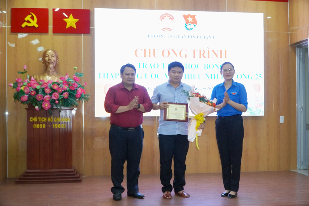trao-tang-hoc-bong-cho-hoc-sinh-ngheo-vuot-kho-phuong-25-quan-binh-thanh-2025-2