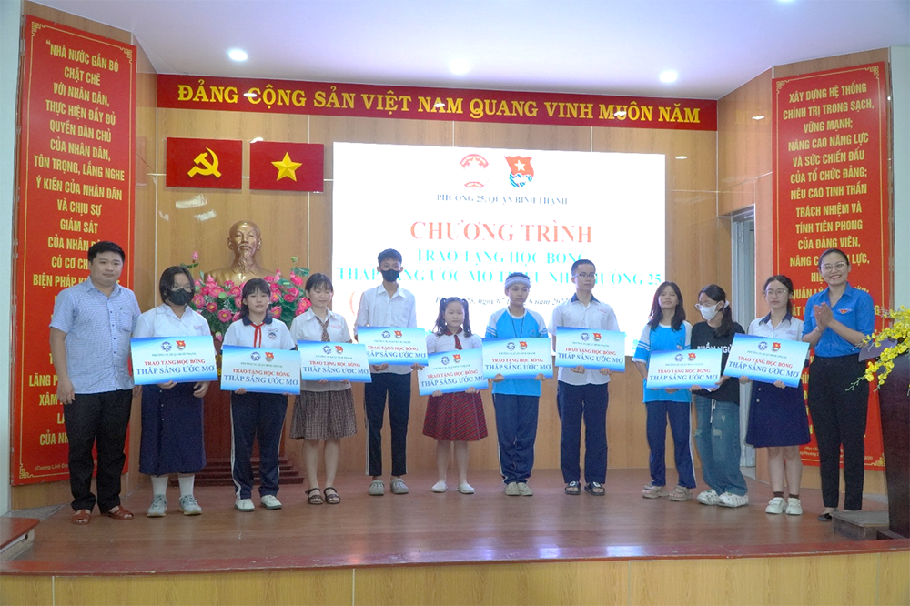 trao-tang-hoc-bong-cho-hoc-sinh-ngheo-vuot-kho-phuong-25-quan-binh-thanh-2025-3