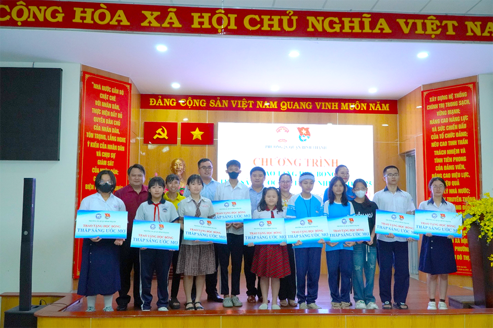 trao-tang-hoc-bong-cho-hoc-sinh-ngheo-vuot-kho-phuong-25-quan-binh-thanh-2025-4