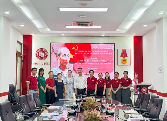 chi-bo-vien-chuc-hanh-chinh-1-phong-cach-ho-chi-minh-5-bao-vat-quoc-gia-1