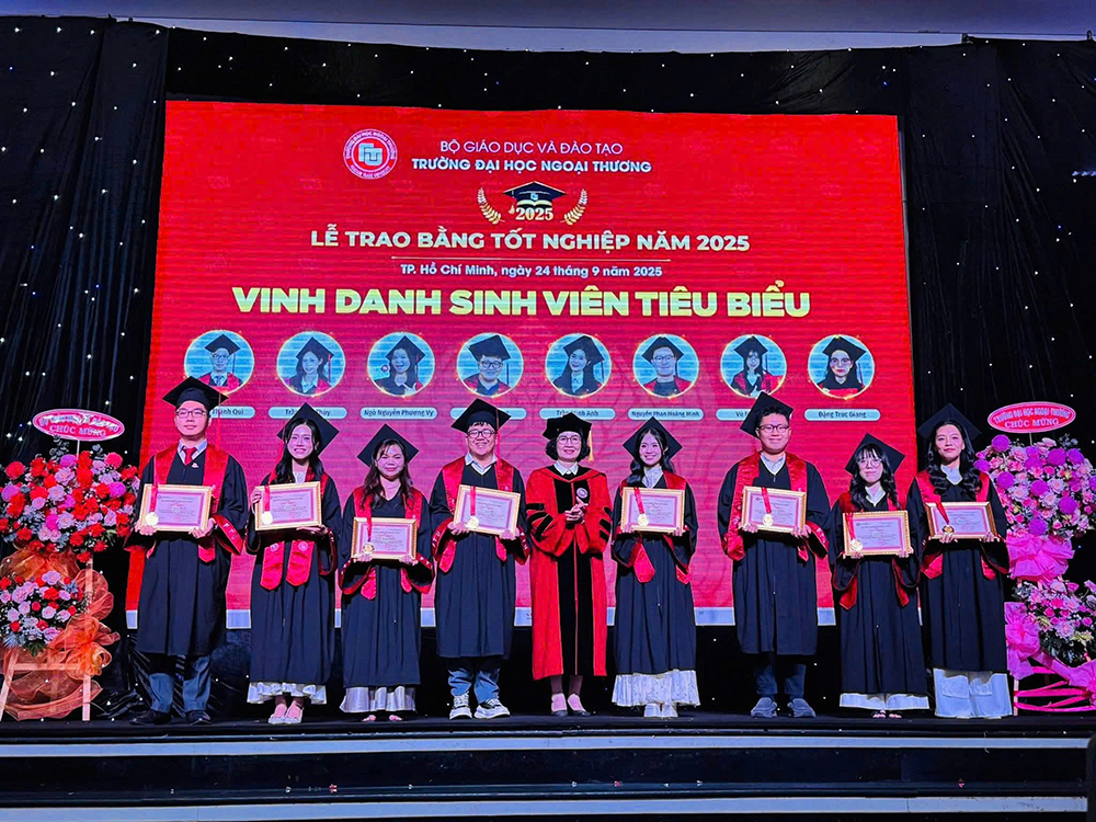 dau-an-tu-hao-tinh-thanh-ngoai-thuong-le-trao-bang-tot-nghiep-thang-9.2025-8