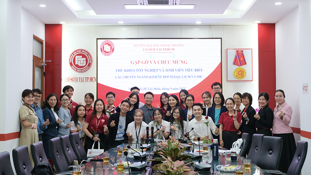 gap-go-chuc-mung-sinh-vien-tieu-bieu-nh-2024-2025-1