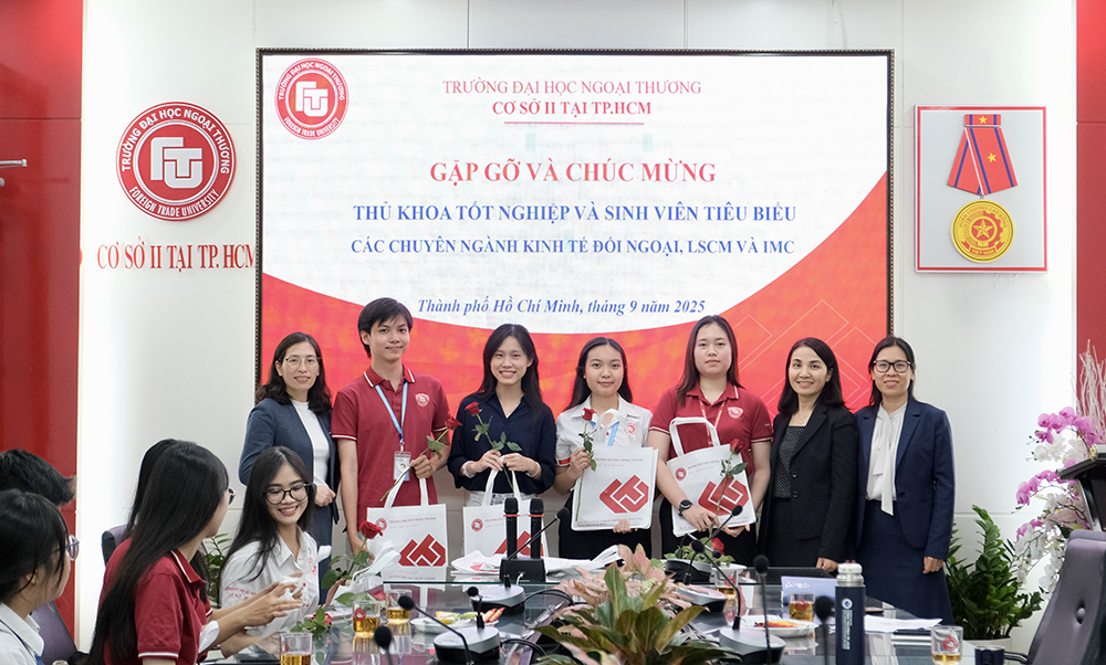gap-go-chuc-mung-sinh-vien-tieu-bieu-nh-2024-2025-10