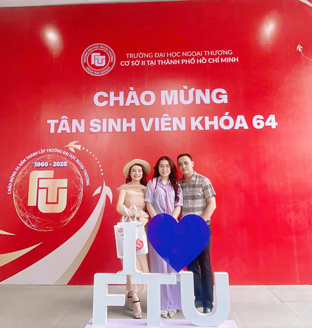 han-hoan-ron-rang-kieu-hanh-tan-sinh-vien-k64-co-so-ii-truong-dai-hoc-ngoai-thuong-nhap-hoc-10