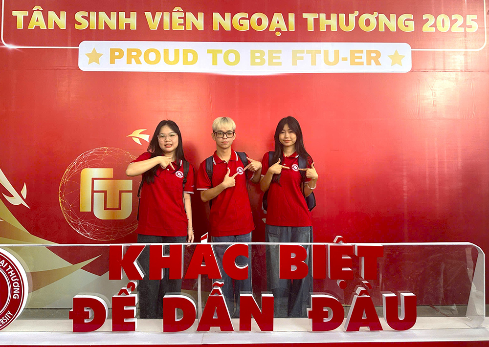 han-hoan-ron-rang-kieu-hanh-tan-sinh-vien-k64-co-so-ii-truong-dai-hoc-ngoai-thuong-nhap-hoc-2