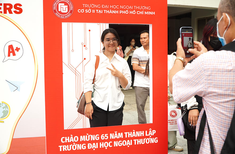 han-hoan-ron-rang-kieu-hanh-tan-sinh-vien-k64-co-so-ii-truong-dai-hoc-ngoai-thuong-nhap-hoc-6