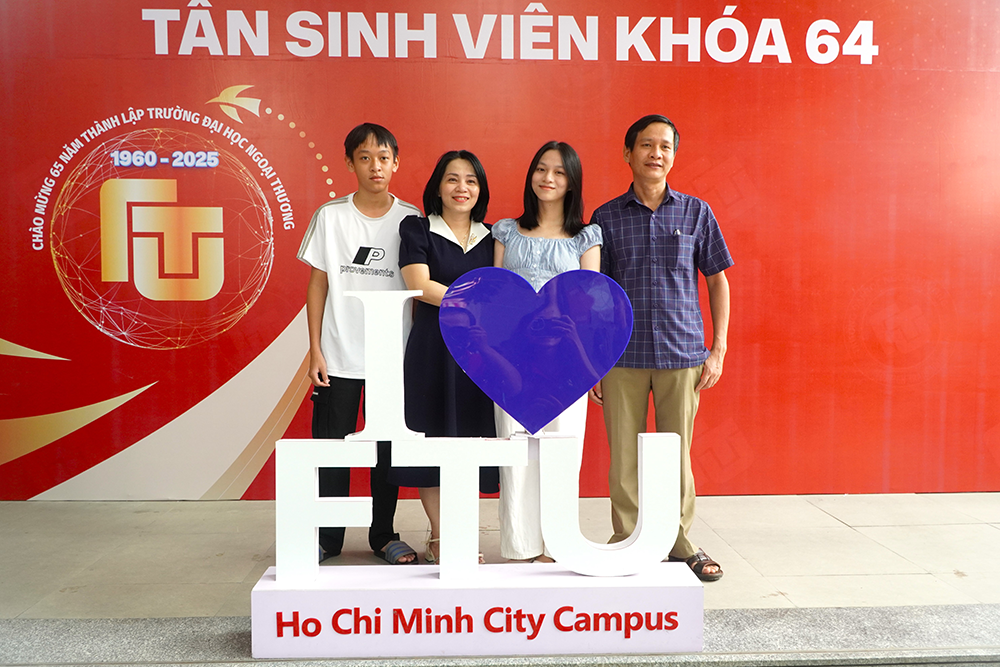 han-hoan-ron-rang-kieu-hanh-tan-sinh-vien-k64-co-so-ii-truong-dai-hoc-ngoai-thuong-nhap-hoc-7