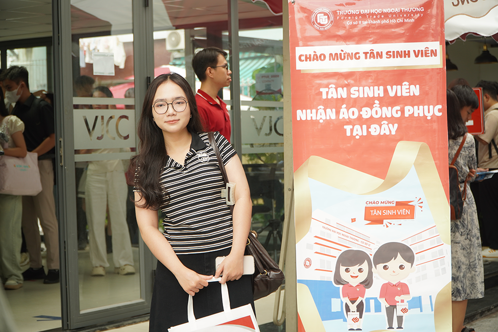 han-hoan-ron-rang-kieu-hanh-tan-sinh-vien-k64-co-so-ii-truong-dai-hoc-ngoai-thuong-nhap-hoc-9