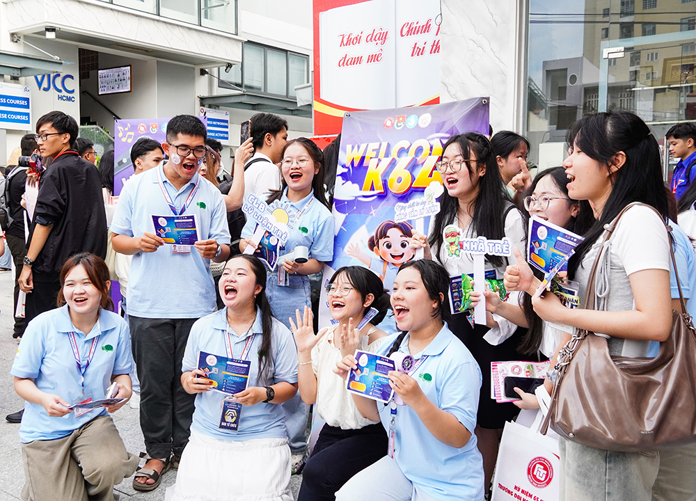 rac-ro-sac-mau-ngoai-thuong-ngay-hoi-chao-don-tan-sinh-vien-k64-14