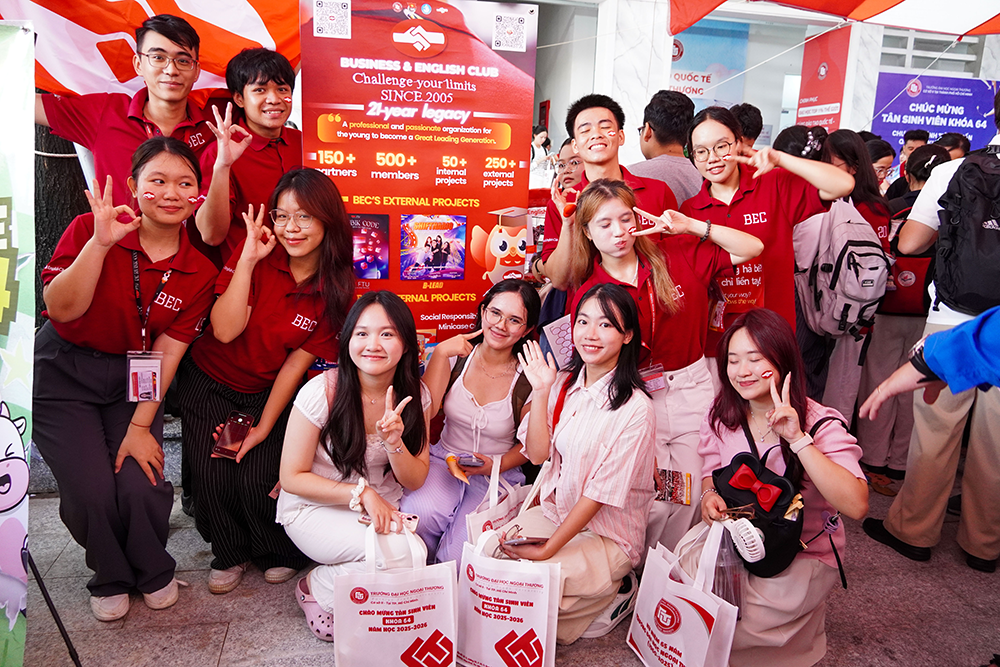 rac-ro-sac-mau-ngoai-thuong-ngay-hoi-chao-don-tan-sinh-vien-k64-18