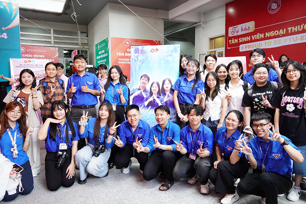 rac-ro-sac-mau-ngoai-thuong-ngay-hoi-chao-don-tan-sinh-vien-k64-2