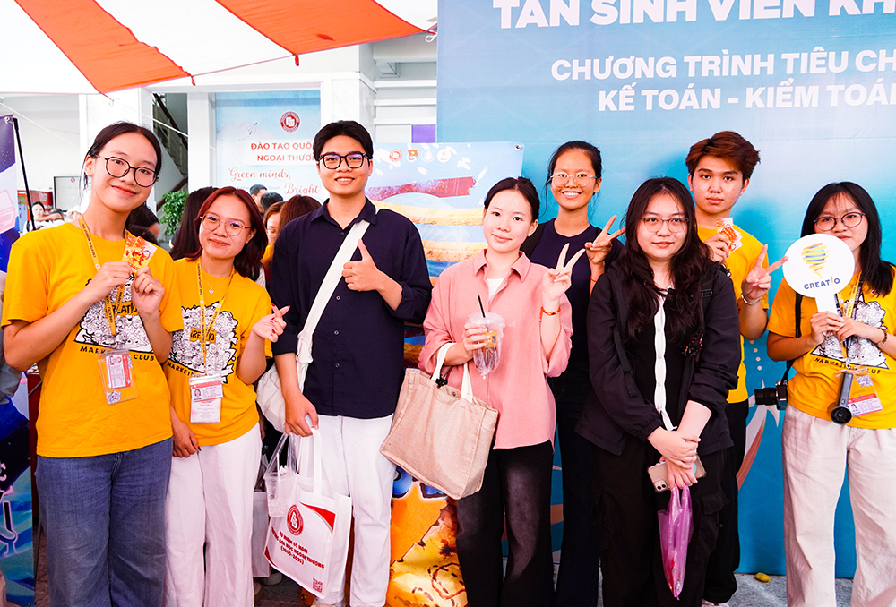 rac-ro-sac-mau-ngoai-thuong-ngay-hoi-chao-don-tan-sinh-vien-k64-20