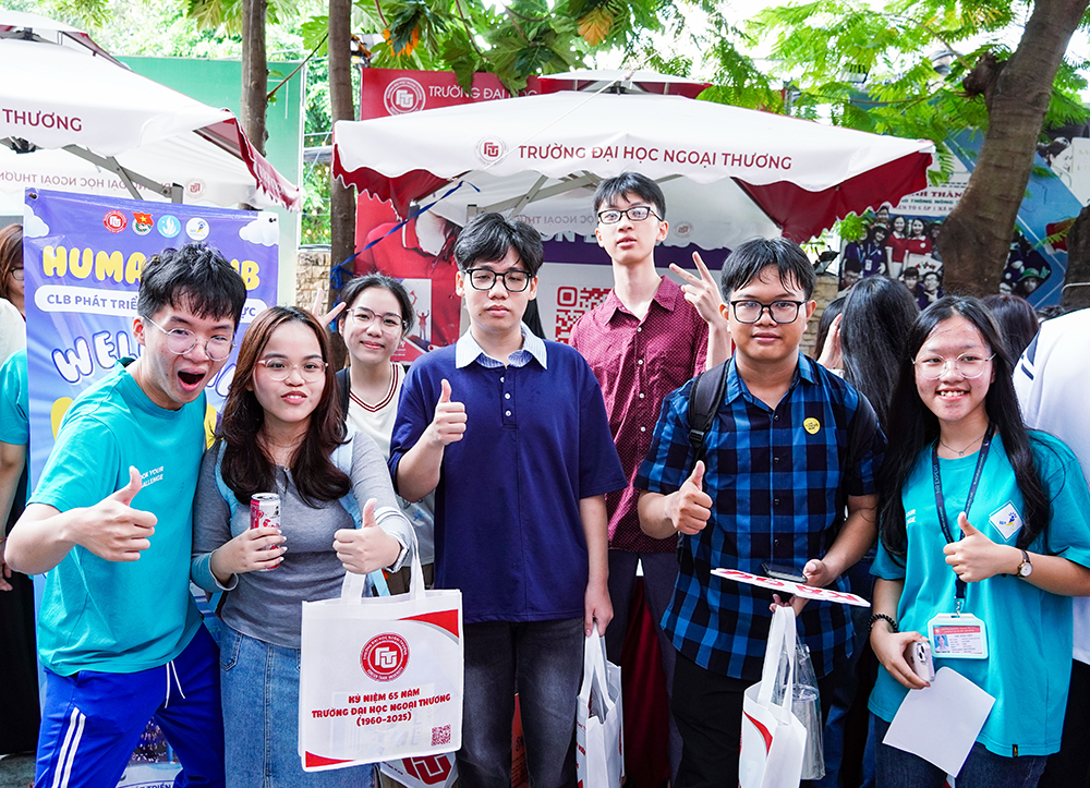 rac-ro-sac-mau-ngoai-thuong-ngay-hoi-chao-don-tan-sinh-vien-k64-22