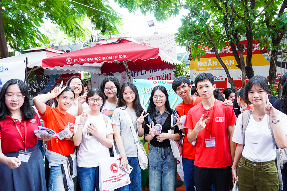 rac-ro-sac-mau-ngoai-thuong-ngay-hoi-chao-don-tan-sinh-vien-k64-24