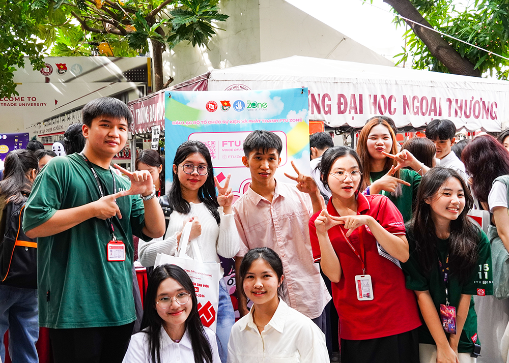 rac-ro-sac-mau-ngoai-thuong-ngay-hoi-chao-don-tan-sinh-vien-k64-27