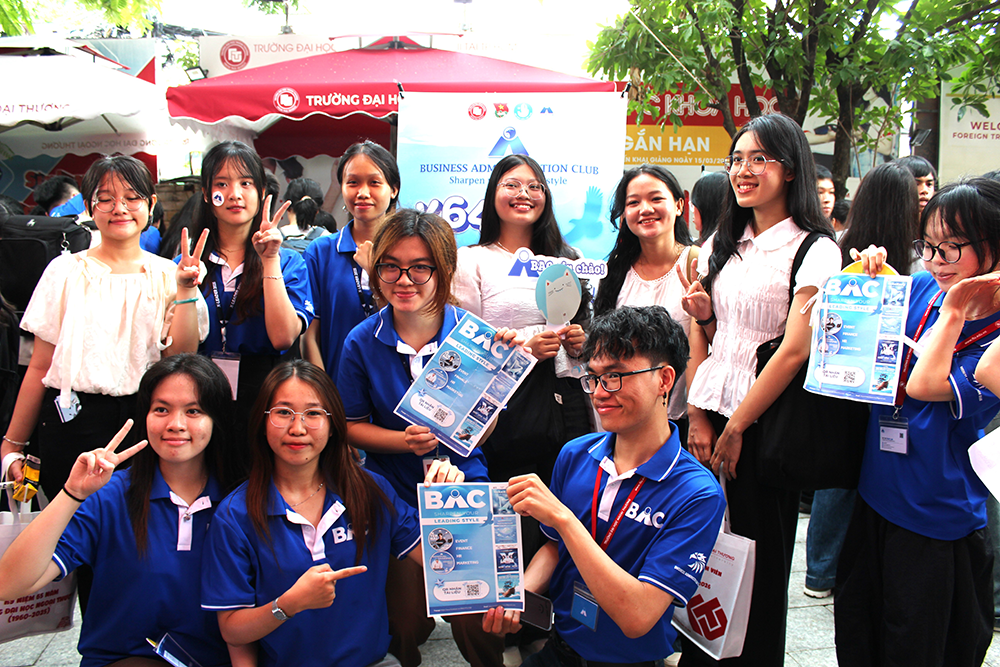 rac-ro-sac-mau-ngoai-thuong-ngay-hoi-chao-don-tan-sinh-vien-k64-29