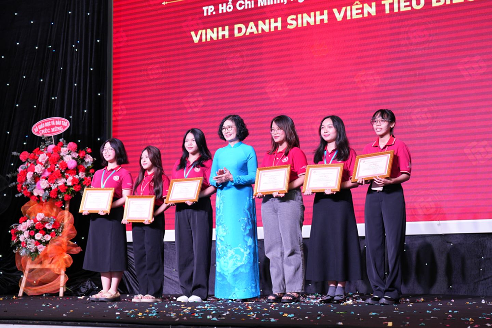 trang-trong-tu-hao-le-chao-mung-nam-hoc-moi-2025-2026-co-so-ii-6