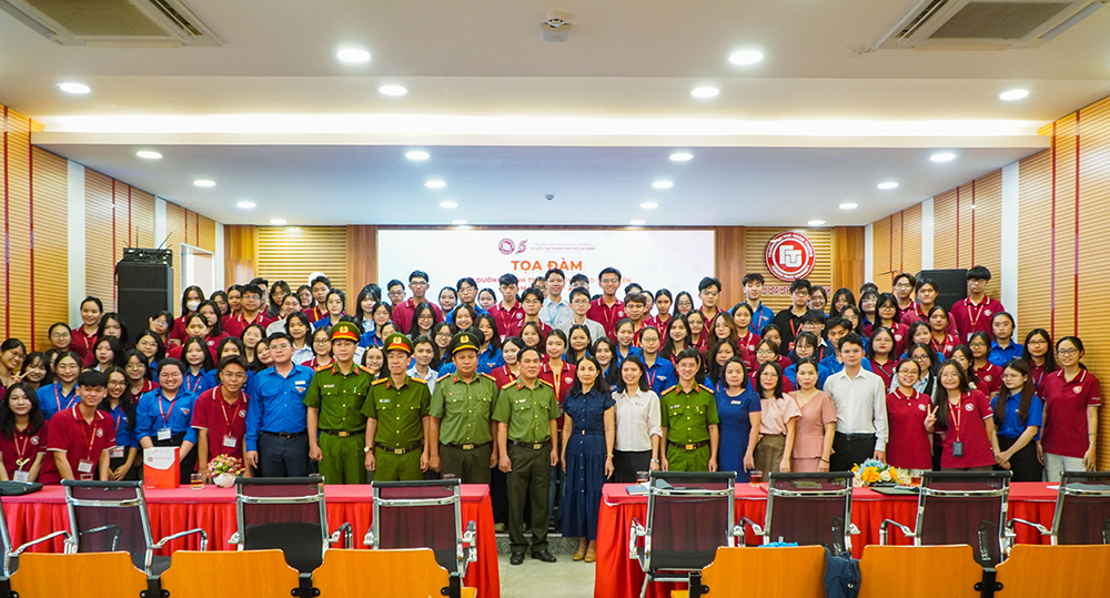 boi-duong-nhan-thuc-cung-co-ban-linh-cho-sv-ngoai-thuong-trong-boi-canh-moi-1