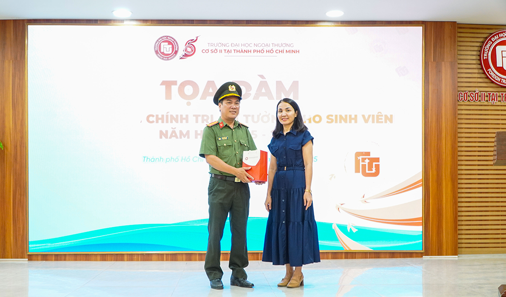 boi-duong-nhan-thuc-cung-co-ban-linh-cho-sv-ngoai-thuong-trong-boi-canh-moi-2