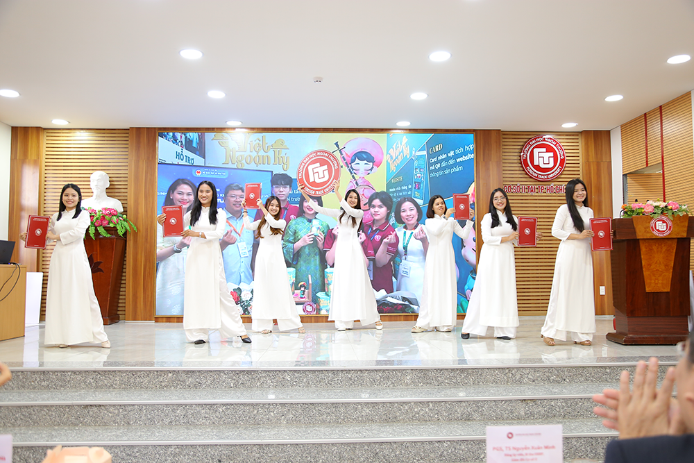 chao-mung-ngay-nha-giao-viet-nam-65-nam-thanh-lap-truong-dai-hoc-ngoai-thuong-7