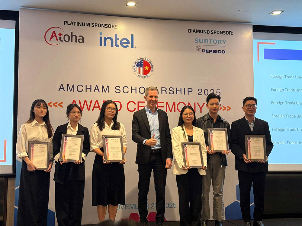 co-so-ii-lan-thu-2-lien-tiep-dan-dau-nhan-hoc-bong-amcham-1